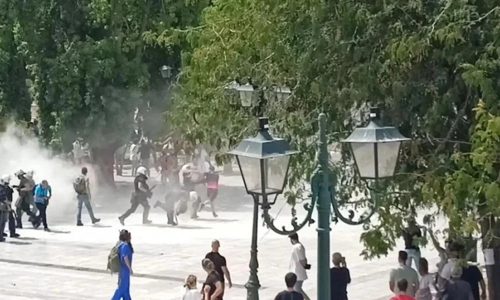 Χημικά και προσαγωγές στο Σύνταγμα μετά από συγκέντρωση απέναντι από την Βουλή
